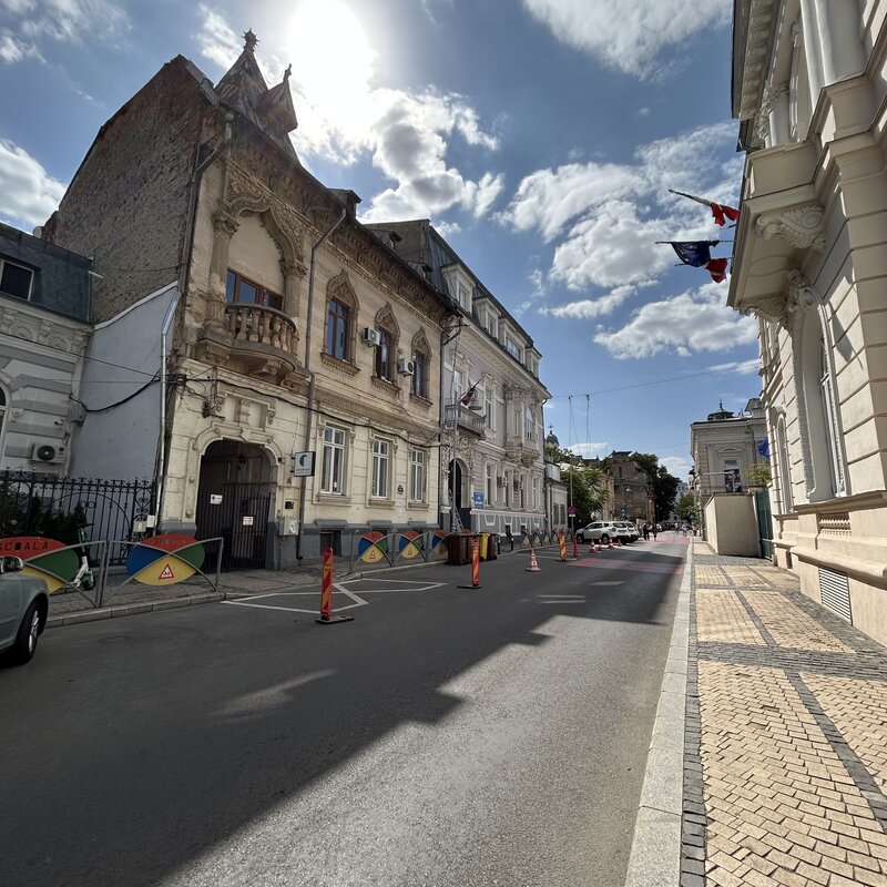 Amzei Calea Victoriei, etaj 2 -mansarda in vila. Fara risc seismic.